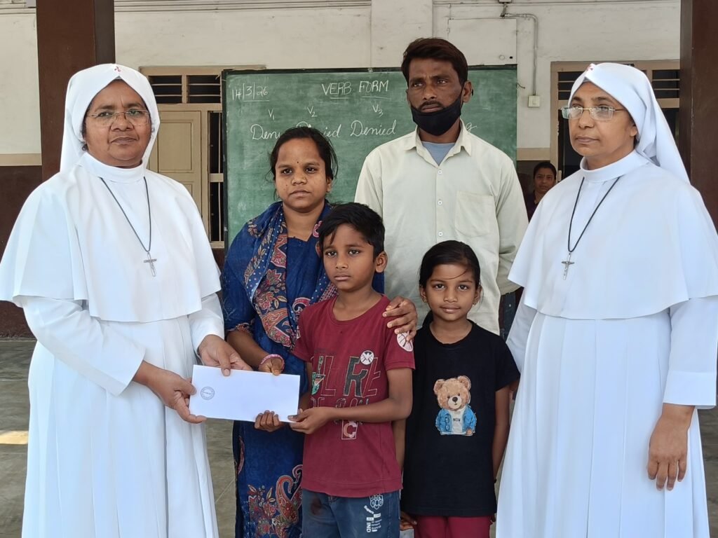 పేద విద్యార్థికి కాన్వెంట్ స్కూల్ చేయూత..