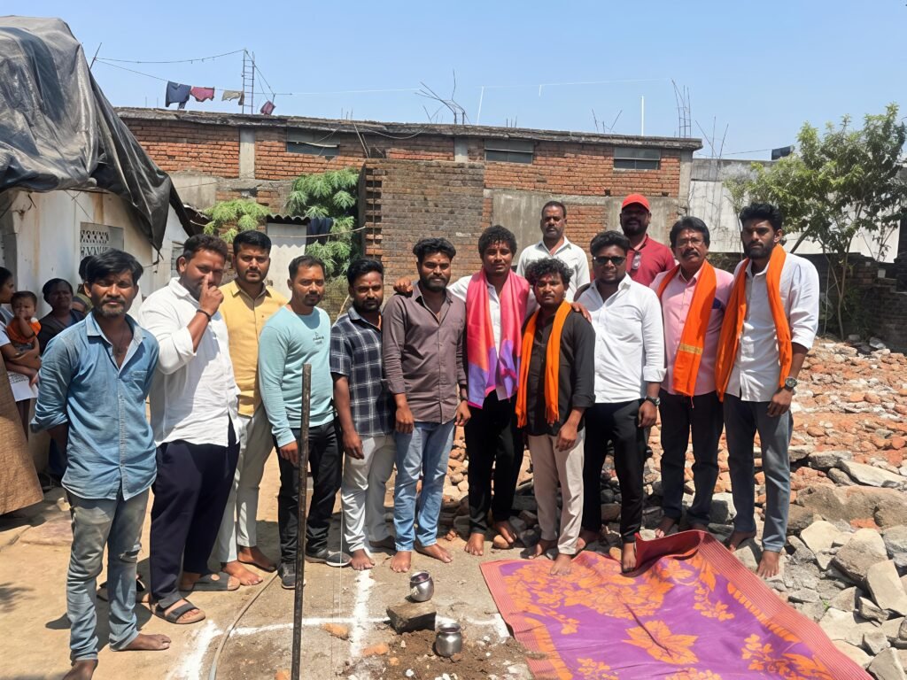 పేదల ఇళ్ల నిర్మాణానికి కౌన్సిలర్ చేయూత..