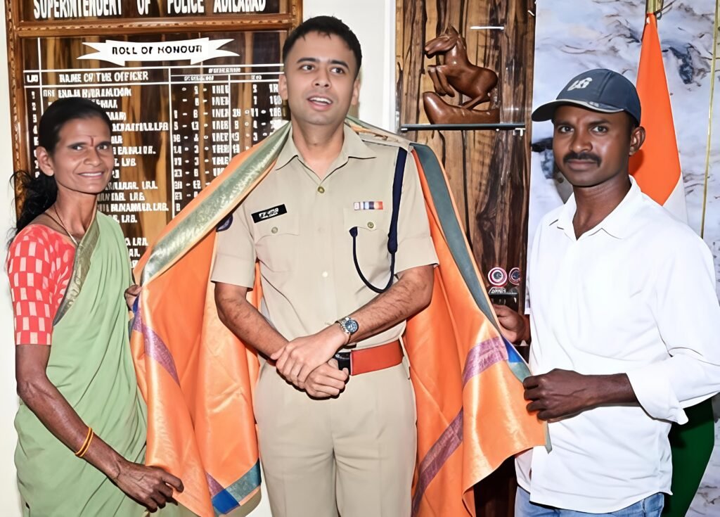 ఆదిలాబాద్ ఎస్పీని కలిసిన తంతోలి సర్పంచ్….