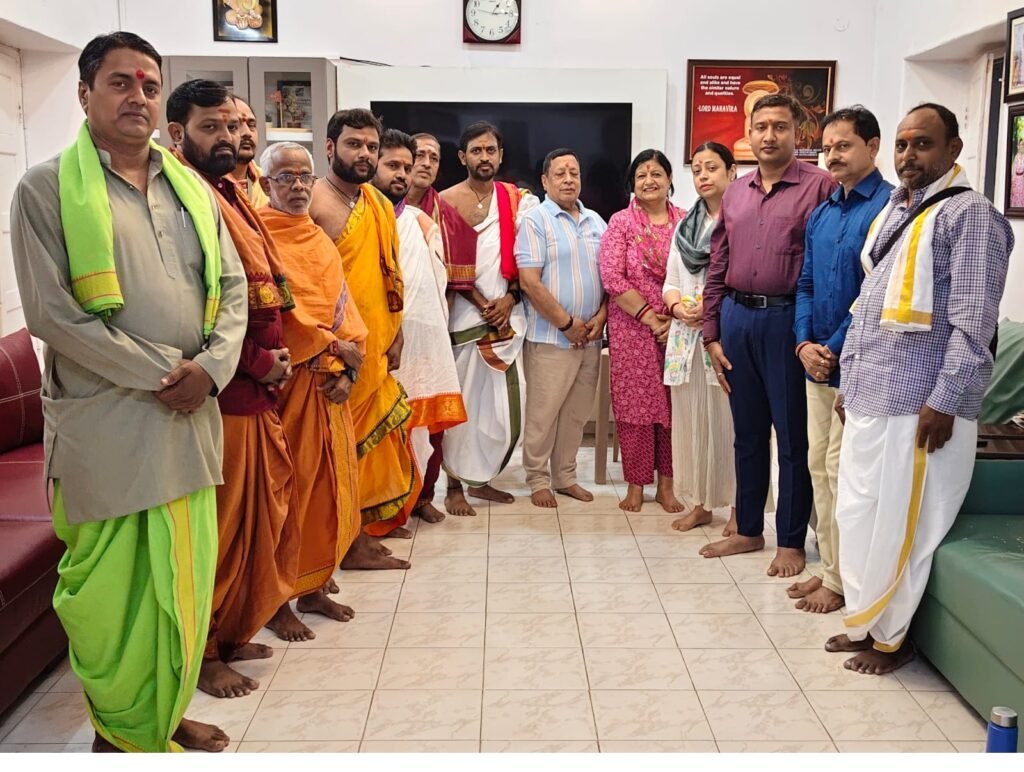 కలెక్టర్ దంపతులకు వేద పండితుల ఆశీర్వచనాలు..