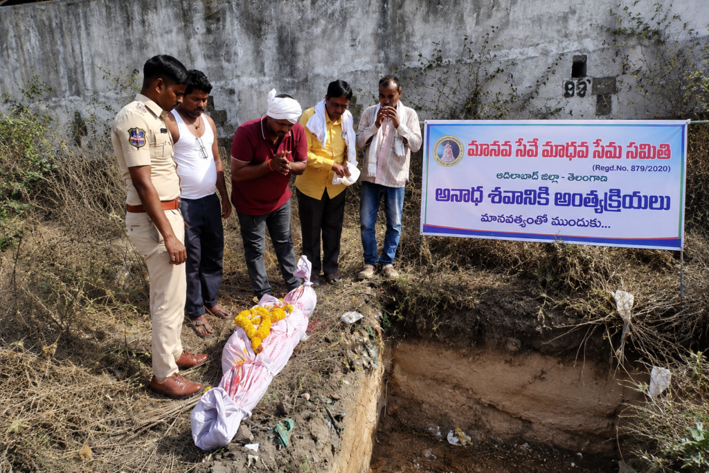 అనాథ శవానికి అంత్యక్రియలు..