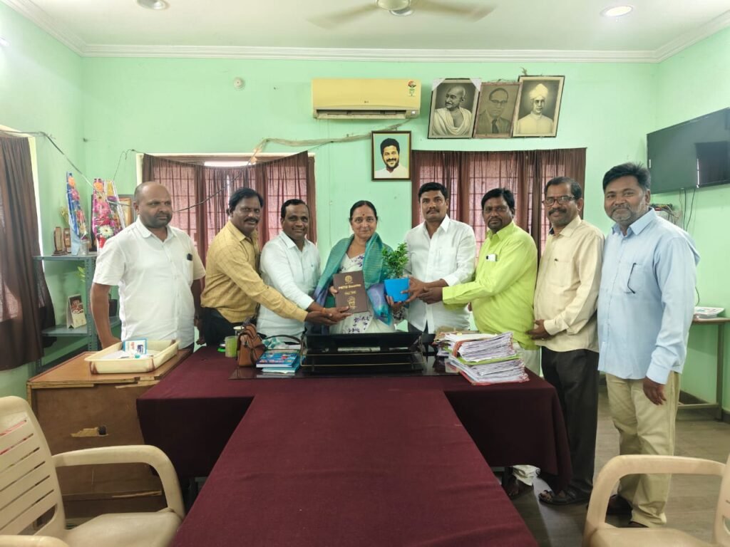డీఈఓకు PRTU నాయకుల శుభాకాంక్షలు..