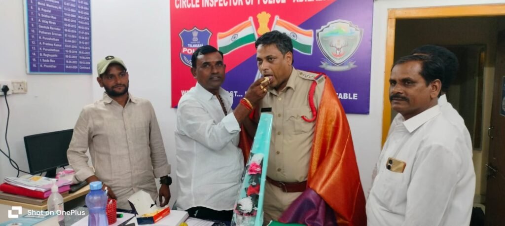 ఆదిలాబాద్ రూరల్ సీఐకి కాంగ్రెస్ నేతల సన్మానం..